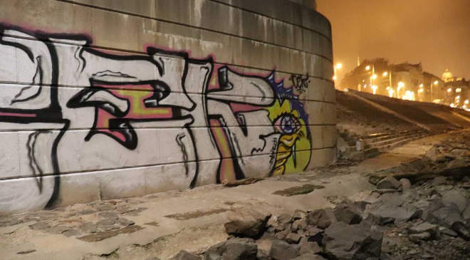 Durva: olasz graffitis fújta össze az Erzsébet híd lábát