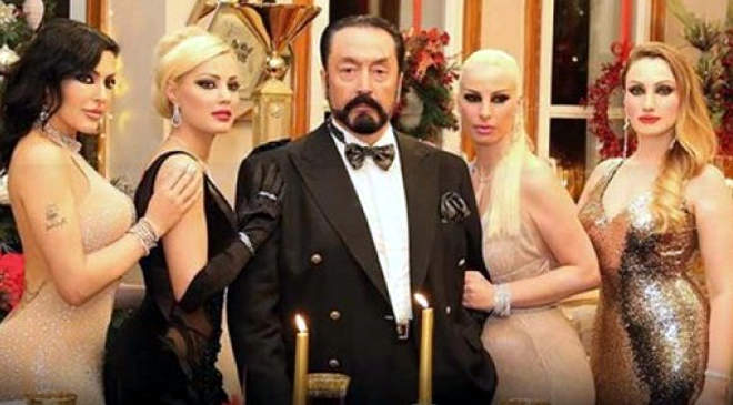 Adnan Oktar (középen)