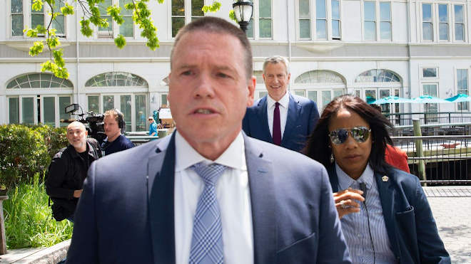 Testőrök és Bill de Blasio ( a háttérben)