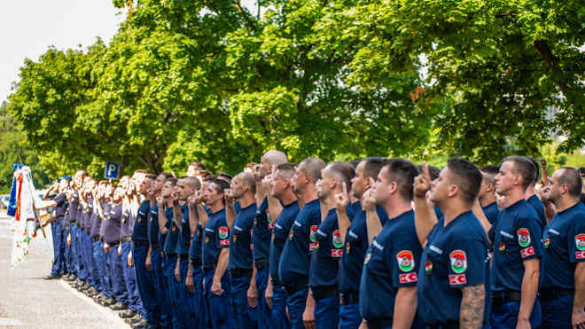 Leteszik az esküt a tűzoltók (Fotó: katasztrofavedelem.hu)