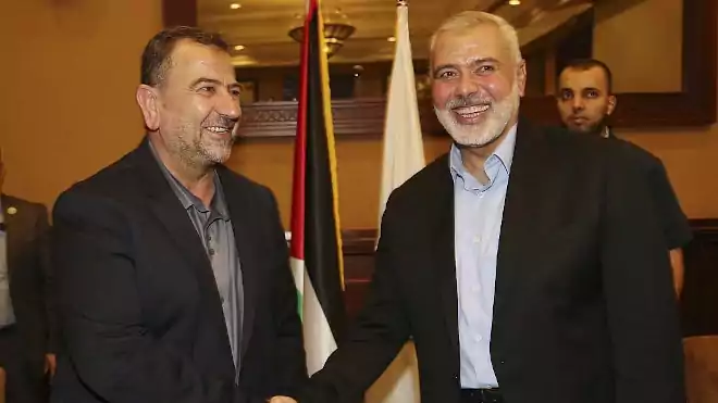 Iszmáíl Hanije (jobbra), a Hamász politikai iroda vezetője kezet fog helyettesével, Szaleh al-Arurival