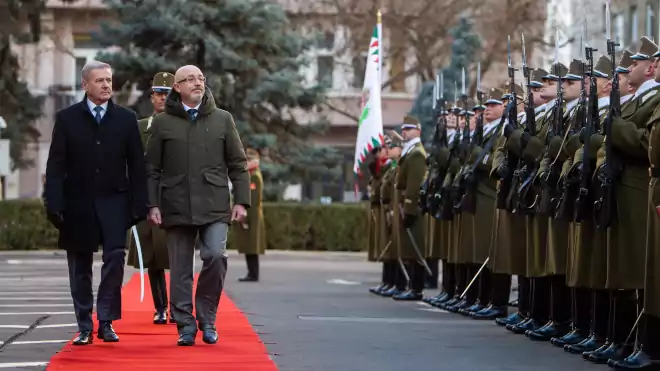 Benkő Tibor honvédelmi miniszter katonai tiszteletadással fogadja Olekszij Reznyikov