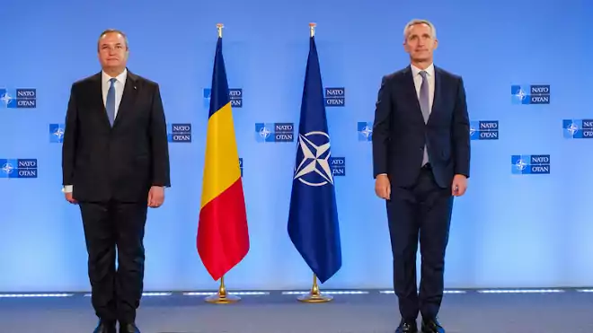 Nicolae Ciuca román miniszterelnök és Jens Stoltenberg NATO-főtitkár