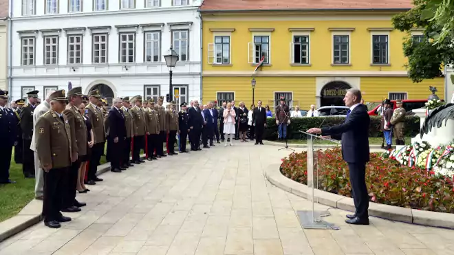 Benkő Tibor honvédelmi miniszter ünnepi beszédet mond a magyar honvédelem napja alkalmából tartott ünnepségen a Dísz téren, a Honvéd-emlékműnél 2022. május 21-én. MTI/Kovács Attila