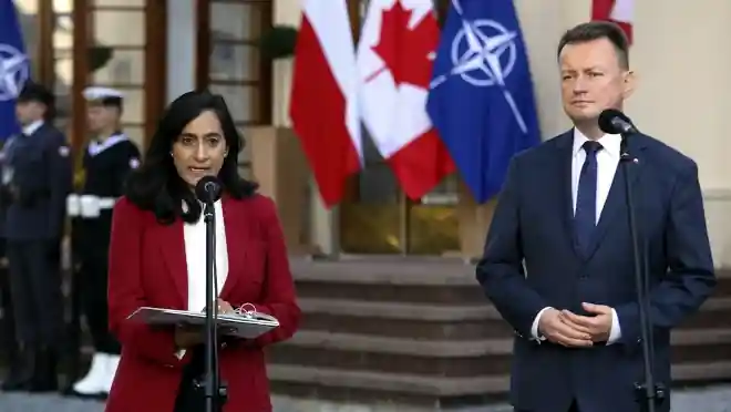Anita Anand kanadai védelmi miniszter és Mariusz Blaszczak lengyel nemzetvédelmi miniszter