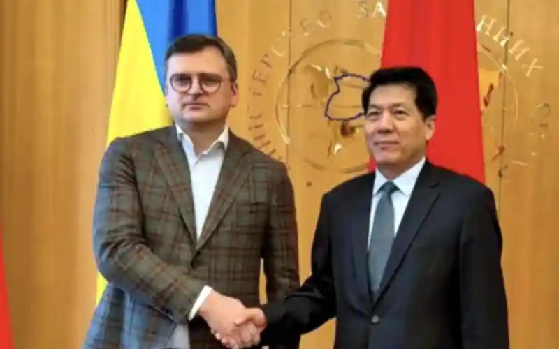 Dmitro Kuleba ukrán külügyminiszter és Li Huj, a kínai kormány eurázsiai különmegbízottja