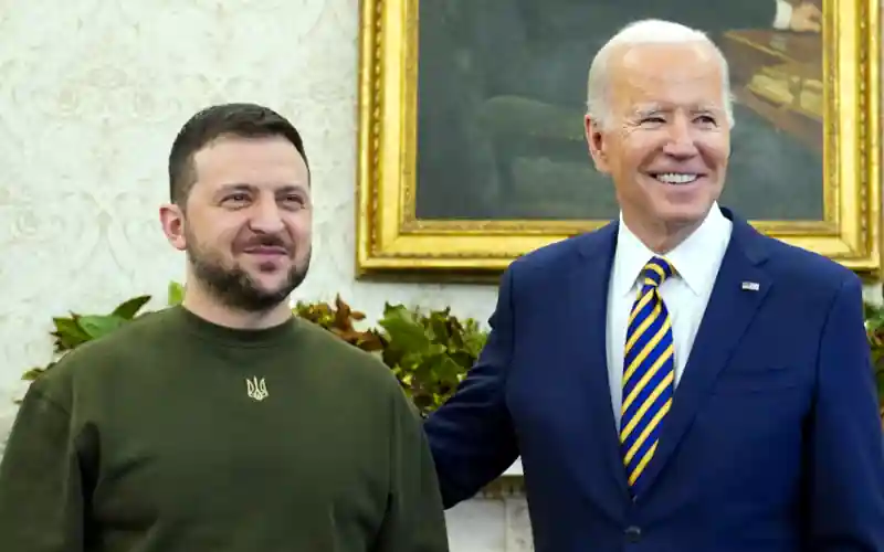 Volodimir Zelenszkij ukrán és Joe Biden amerikai elnök