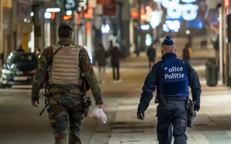 Belgium - Brüsszel: rendőr és katona járőr