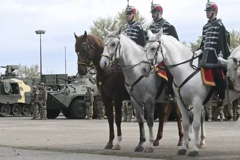 Katonák a NATO-erők részvételével megrendezett Adaptive Hussars 23 többnemzeti országos gyakorlat megnyitóján a hódmezővásárhelyi Zrínyi Miklós Laktanyában 2023. november 7-én. MTI/Koszticsák Szilárd