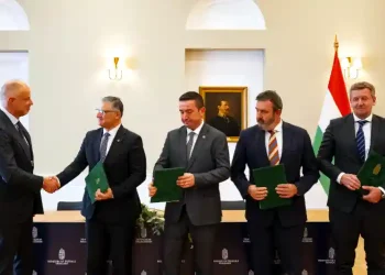 Szalay-Bobrovniczky Kristóf honvédelmi miniszter (b) és Engin Ufuk Aykol, a török Nurol Makina vezérigazgatója (b2) kezet fog, mellettük Mehmet Atak programigazgató (b3), Palkovics László, az N7 Nemzeti Védelmi Ipari Innovációs Holding Zrt. vezérigazgatója (b4) és Hetzmann Béla, a Rába Járműipari Holding Nyrt. igazgatóságának elnöke (j) harcjárművek magyarországi gyártására szóló egyetértési nyilatkozat aláírásán a Honvédelmi Minisztériumban 2023. október 31-én.
