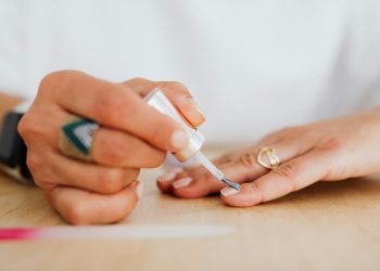 Tartós, csodaszép színes körmöket szeretnél? Mutatjuk a megoldást!