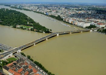 Keddtől az árhullám miatt lezárják a Margitszigetet, a 26-os busz közlekedése szünetel