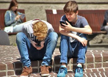 Biztonságos mobilhasználat: mit tehetünk szülőként?